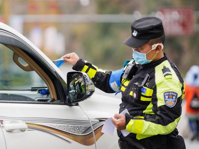 疫情一线人员都有谁？医护、志愿者、民警及基层干部全涵盖